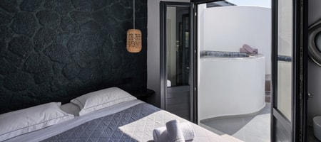 Elegant Suite with outdoor hot tub & caldera views