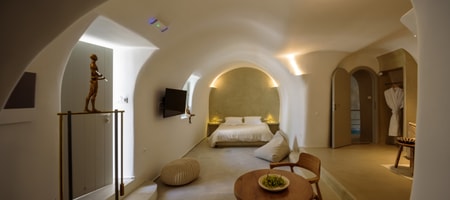 Orbit - Luxury Suite with Indoor Hot Tub and Private Yard with Garden View