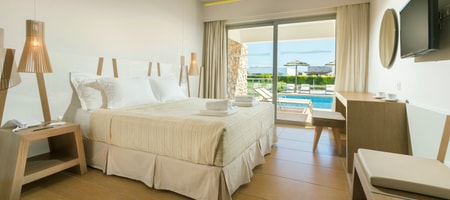 Junior Suite Terrace & Sharing Pool