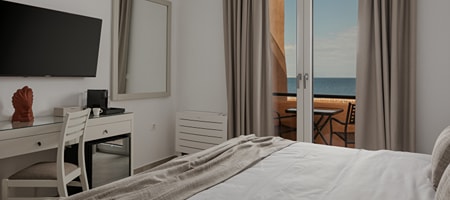 Deluxe Room with Sea View and Balcony