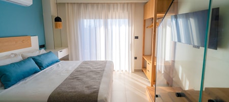 Suite Split Level with Outdoor Jetted Tub and Panoramic Sea View
