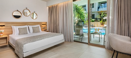 Deluxe Studio Pool Front
