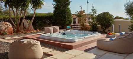 4 Bedroom Villa Sea View | Private Hot Tub & Shared Pool  
