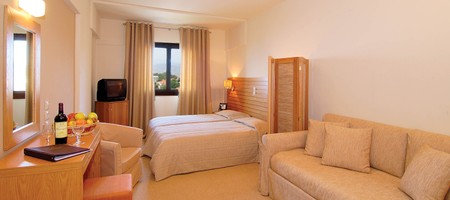 Classic Double Room 22m² Garden Level (parking side) or Portaria View