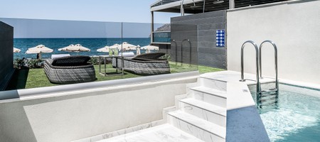 Selection suite with private pool and sea view