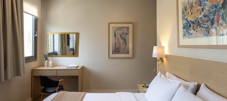 Superior room with city and side port view