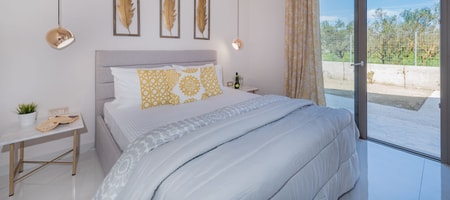 Villa Levanta - 4 Bedroom Villa with Heated Pool