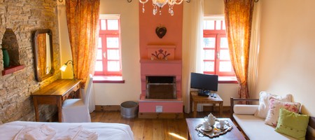 DELUXE DOUBLE ROOM (2 ADULTS + 1 CHILD )