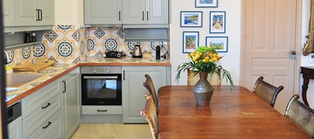 Boutique Two-Bedroom apartment with Veranda (Hecale)