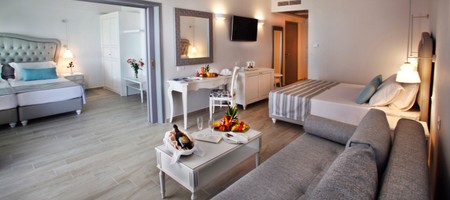 Family Suite (2 Bedrooms) with Connecting Door