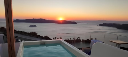 Honeymoon Suite with Heated Plunge Pool & Caldera View