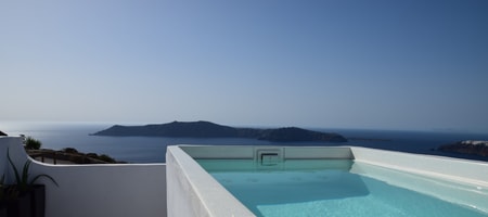 Loft Suite with Heated Plunge Pool & Caldera View