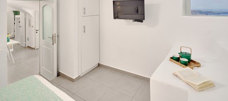 Deluxe Apartment with Indoor - Outdoor Hot Tub & Caldera View 1 BEDROOM