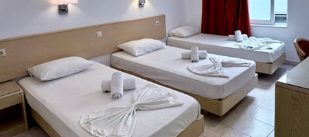 Internal Triple Room with Window (No view)