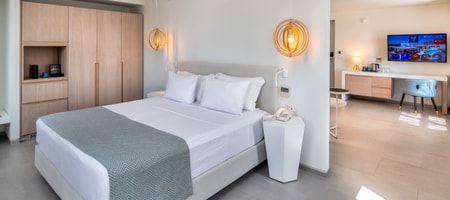 Suite with Balcony and Outdoor Refreshing Whirlpool