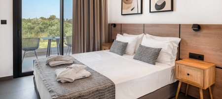 1 Bedroom Suite with Outdoor Hot Τub