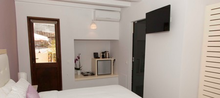 Deluxe Room w Balcony | yard view
