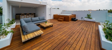 Executive Three-Bedroom Penthouse with Sea view & Jacuzzi