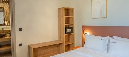 One Bedroom Suite with Sea View & Balcony