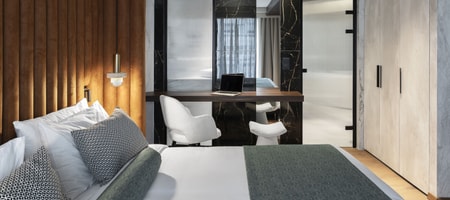 Two Bedroom Suite with Jacuzzi and Lounge Access