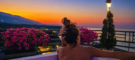 Horizon Split-Level Suite with Rooftop Jacuzzi – Sea View