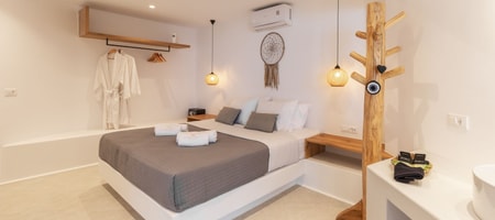 Executive Suite with Sea and Pool View
