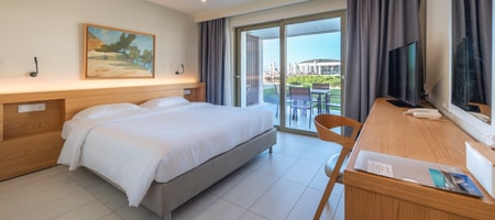 Deluxe Double Suite with Direct Access to the Pool and Side Sea View