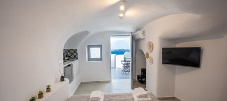 Eclipse | Junior Cave Suite with Caldera View