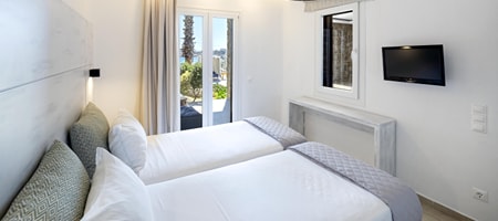 Pool View Apartment for 4 people with Private Terrace and outdoor Jacuzzi