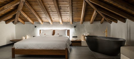 Split-Level Suite with Outdoor Hot Tub - Mountain & Sea View 45m²