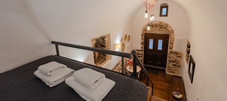 Voltes 08 - Junior Studio | 1 Queen Size Bed | Mezzanine & Private Kitchenette | Sleeps 2