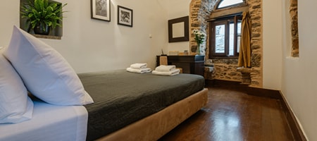 Voltes 12 - Standard Room | 1 Queen Size Bed | Shared Kitchen & Patio | Sleeps 2