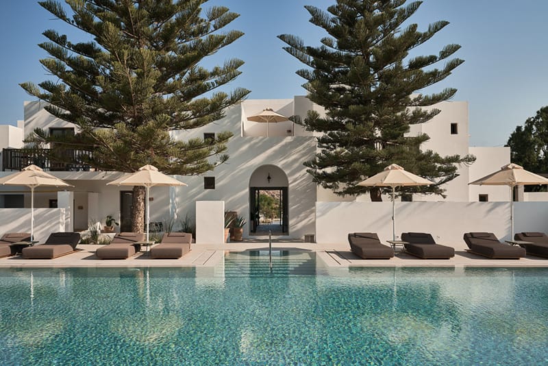 Parilio Hotel Paros — design hotel με την εμβληματική πισίνα με τις καμάρες
