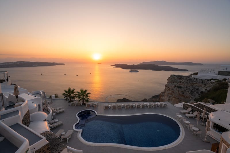 Volcano View Hotel Santorini — πανοραμική θέα στην Καλντέρα και το ηφαίστειο από τα Φηρά