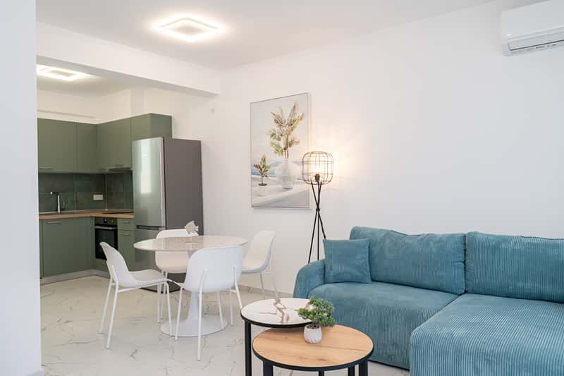 Two Bedroom Triplex With Garden