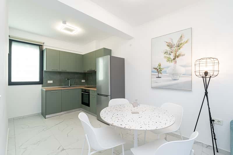 Two Bedroom Triplex With Garden