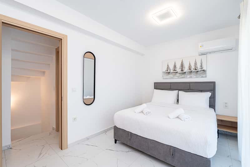 Two Bedroom Triplex With Garden