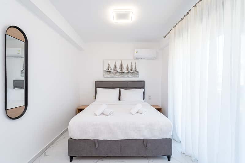 Two Bedroom Triplex With Garden