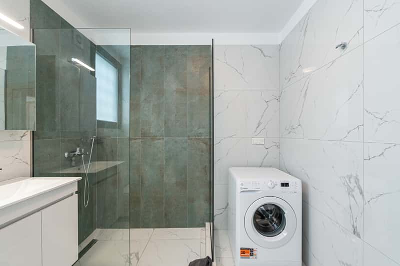 Two Bedroom Triplex With Garden