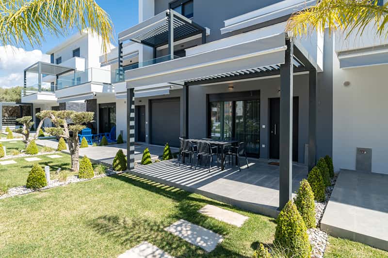 Two Bedroom Triplex With Garden