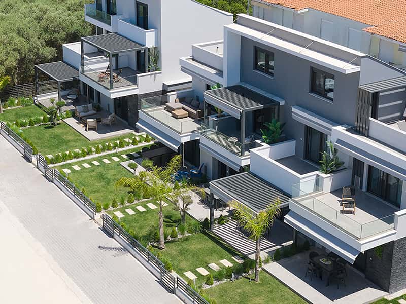 Two Bedroom Triplex With Garden