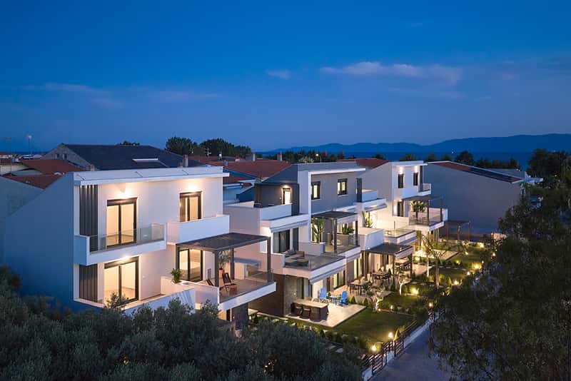 Two Bedroom Triplex With Garden