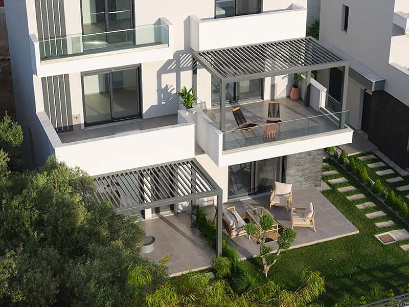 Two Bedroom Triplex With Garden